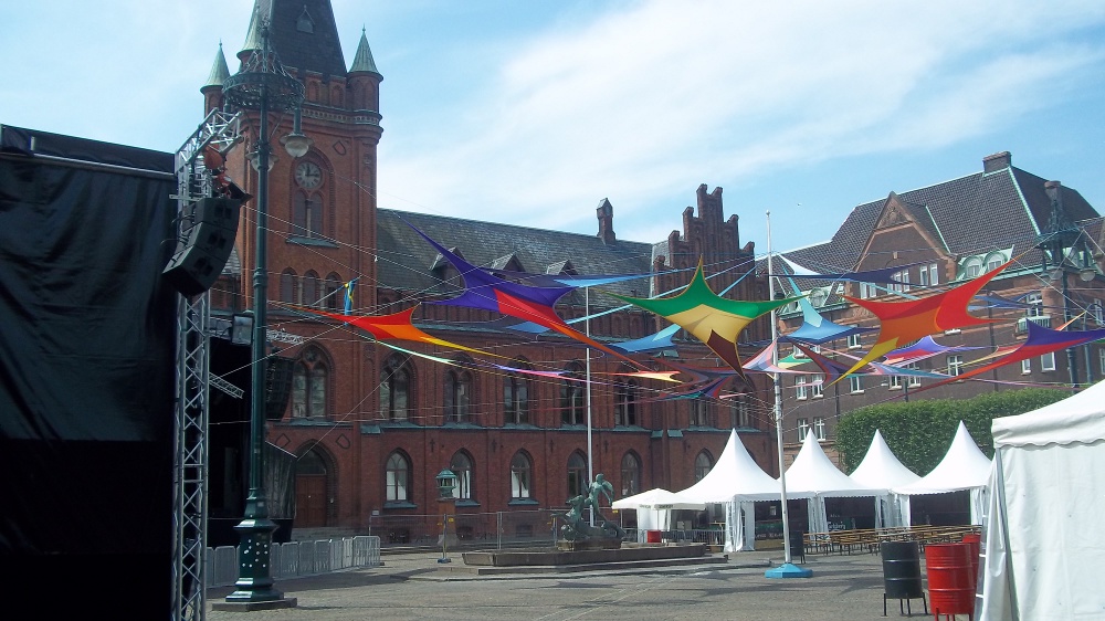 Der Hauptplatz von Landskrona. Wenn Jahrmarkt ist, auch gerne mal geschmückt.