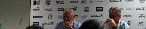 Karel Brückner lacht bei der Pressekonferenz
